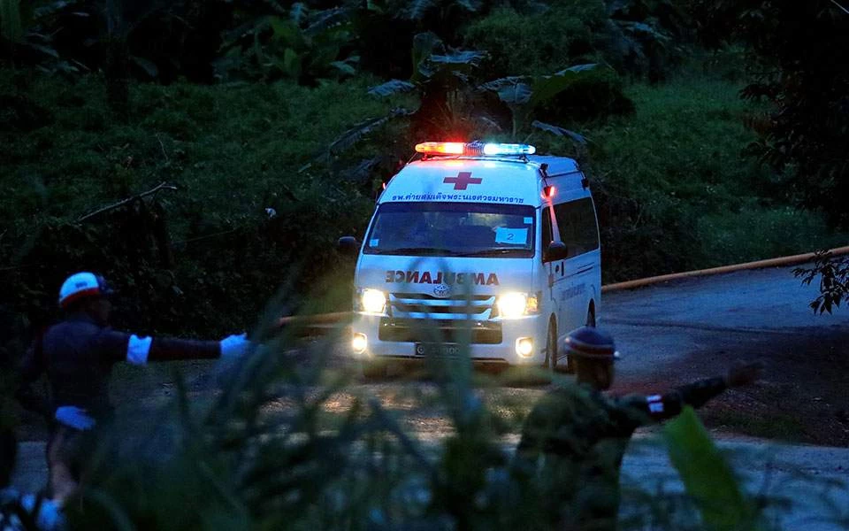 Τέλος για σήμερα στην επιχείρηση διάσωσης – Παγκόσμια ανησυχία για τα 4 παιδιά και τον προπονητή που παραμένουν στη σπηλιά